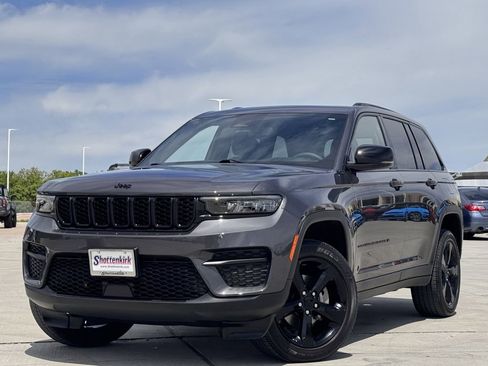 Used 2023 Jeep Grand Cherokee Altitude image 2