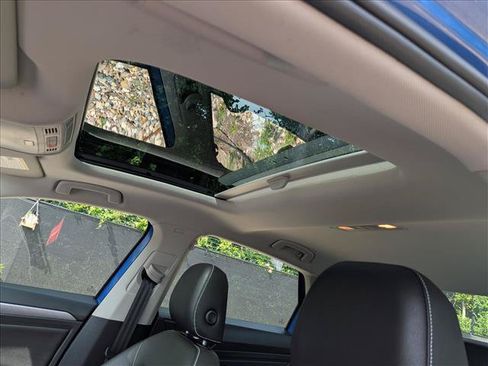 Certified 2024 Volkswagen Jetta SE w/ Panoramic Sunroof Package FWD image 24