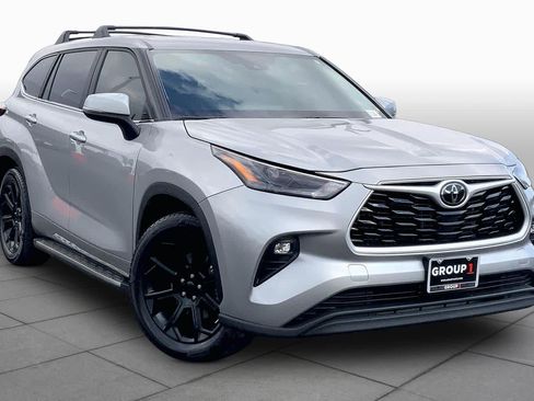 Used 2024 Toyota Highlander LE AWD/4WD image 3