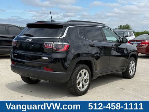 Used 2025 Jeep Compass Latitude w/ Convenience Group AWD/4WD image 7