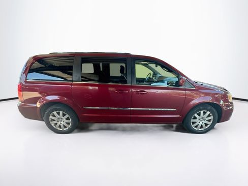 Used 2013 Chrysler Town & Country Touring FWD image 10