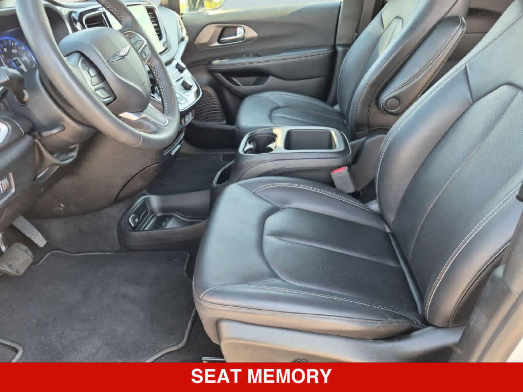 Used 2025 Chrysler Pacifica Select FWD image 13