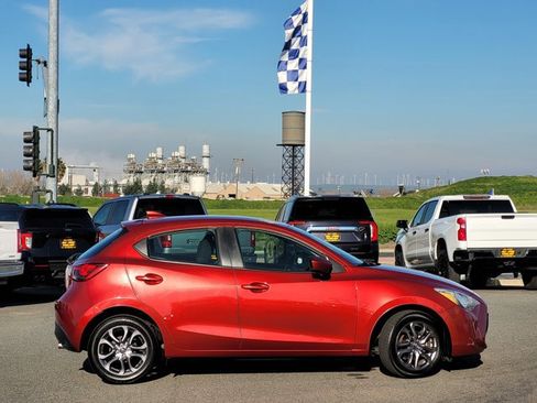 Used 2020 Toyota Yaris Hatchback image 3