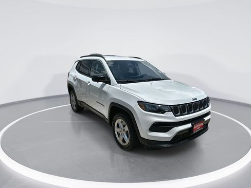 Used 2023 Jeep Compass Latitude w/ Convenience Group AWD/4WD image 2