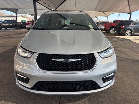 New 2026 Chrysler Pacifica Pinnacle image 2