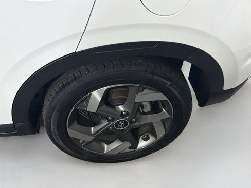 Used 2025 Hyundai Venue SEL FWD image 11