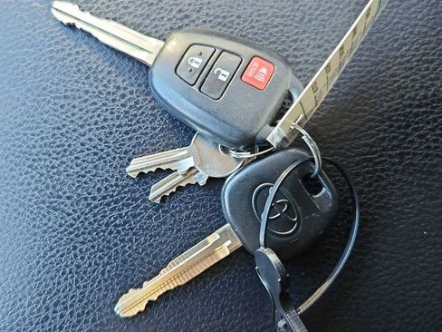 Used 2016 Toyota RAV4 XLE AWD/4WD image 46