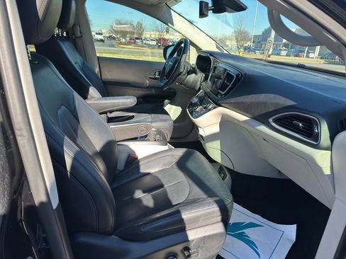 Used 2020 Chrysler Pacifica Touring-L Plus w/ Tire & Wheel Group image 17