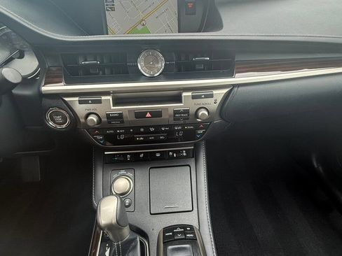 Used 2018 Lexus ES 350 w/ Luxury Package w/Wood Trim FWD image 34