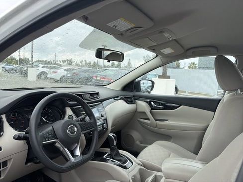 Used 2018 Nissan Rogue Sport SV image 3
