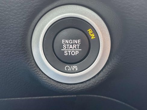 Used 2025 Chrysler Pacifica Select image 20