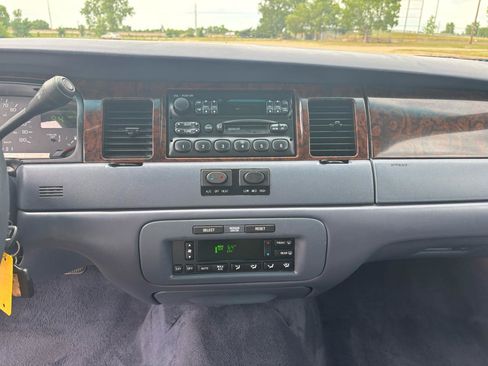Used 1999 Lincoln Town Car Executive RWD image 18