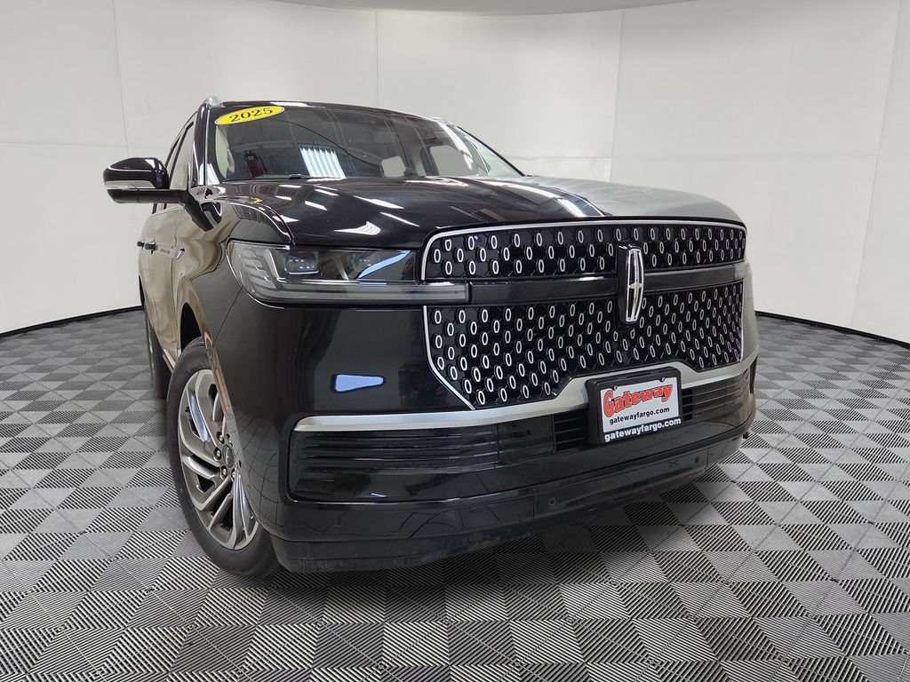 Used 2025 Lincoln Navigator Reserve AWD/4WD image 2