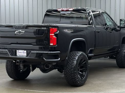 Used 2025 Chevrolet Silverado 2500 High Country w/ Midnight Edition AWD/4WD image 5