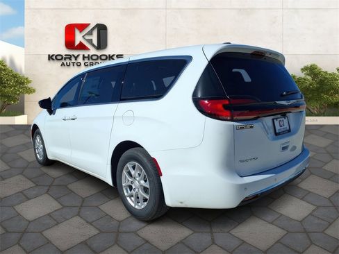 New 2026 Chrysler Pacifica Select image 2
