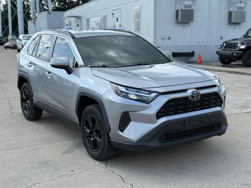 Used 2022 Toyota RAV4 XLE FWD image 4