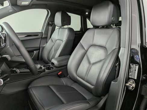 Certified 2025 Porsche Macan AWD/4WD image 5