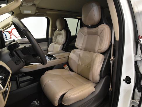 Used 2022 Lincoln Navigator Reserve image 11
