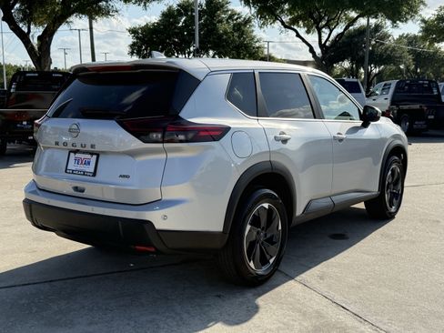Used 2025 Nissan Rogue SV image 5