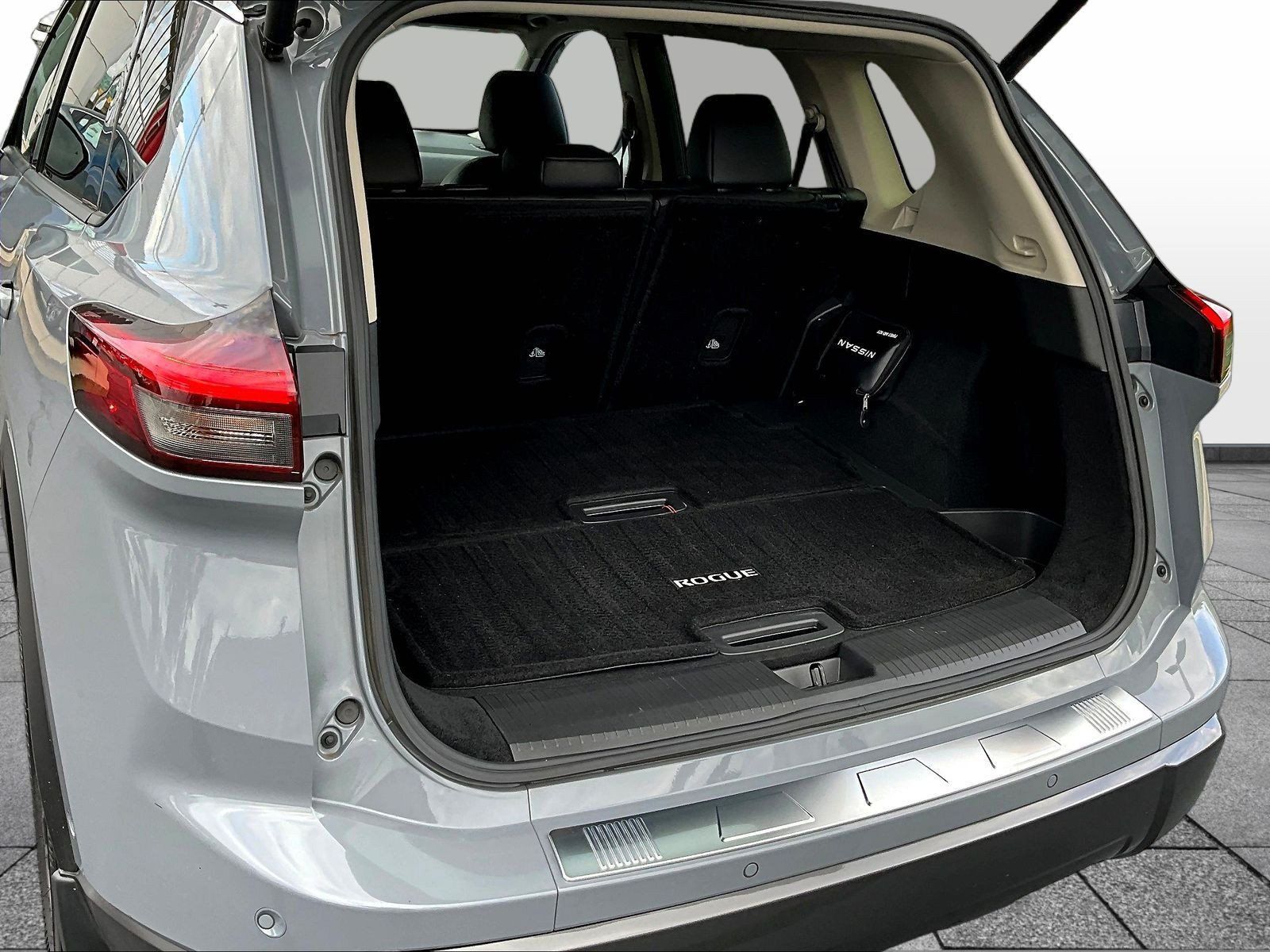Certified 2025 Nissan Rogue SL w/ Tech Package AWD/4WD image 9