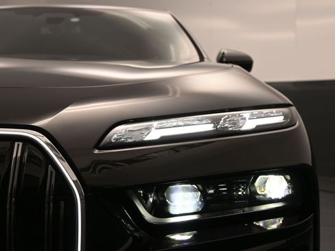 Used 2025 BMW 760i xDrive w/ Executive Package image 13