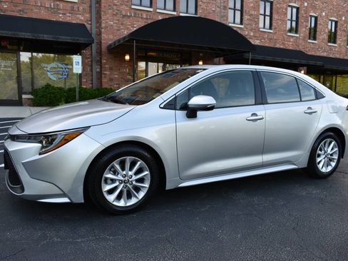 Used 2021 Toyota Corolla XLE FWD image 2