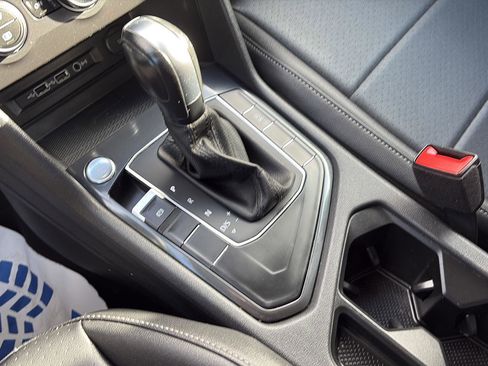 Used 2020 Volkswagen Tiguan SE image 22