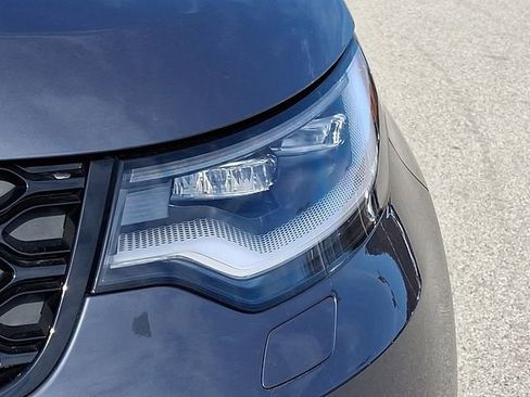 Used 2024 Land Rover Discovery Dynamic SE image 9