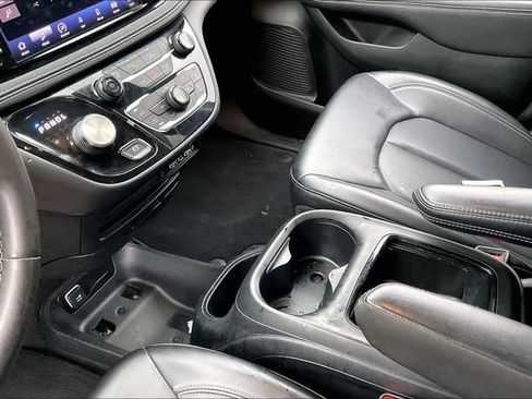Used 2024 Chrysler Pacifica Limited FWD image 16