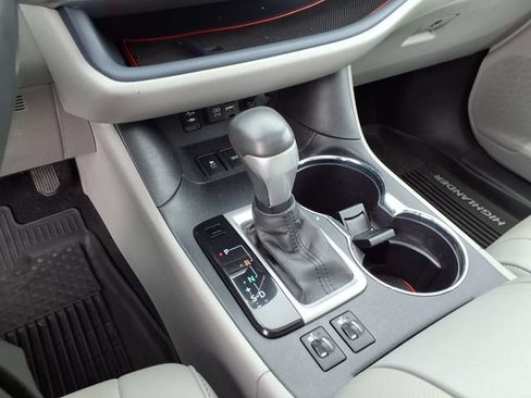 Used 2019 Toyota Highlander XLE AWD/4WD image 8