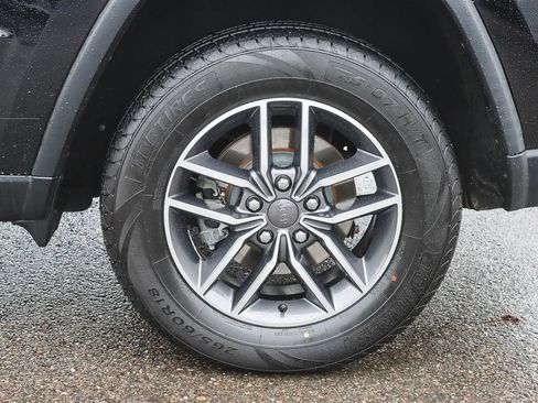 Used 2019 Jeep Grand Cherokee Laredo w/ Laredo X Package image 16