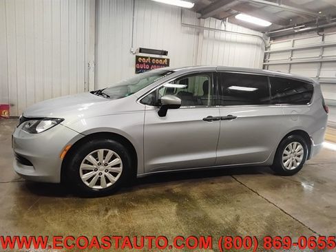 Used 2020 Chrysler Voyager L FWD image 5
