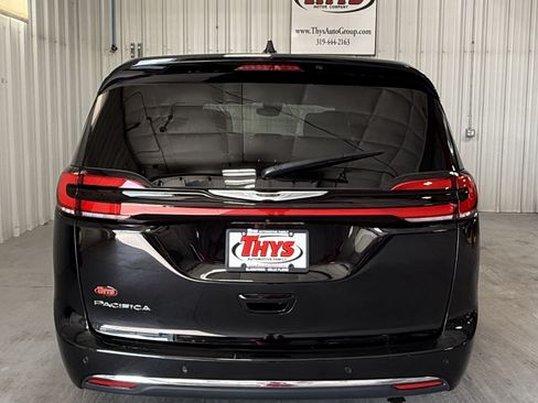 Used 2025 Chrysler Pacifica Select w/ Uconnect Theater Family Group FWD image 4