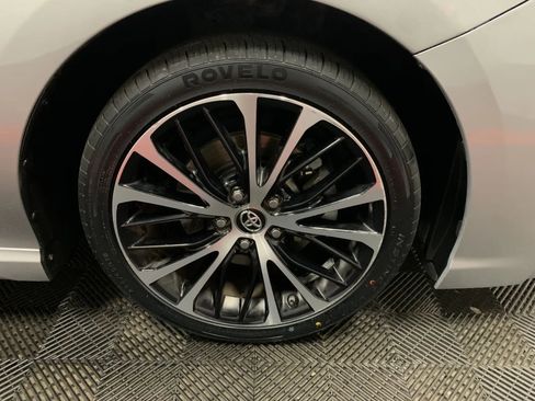 Used 2019 Toyota Camry SE w/ Carpet Mat Package image 18