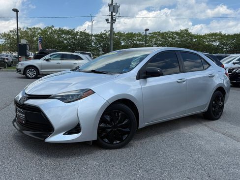 Used 2017 Toyota Corolla LE w/ Carpet Mat Package (TMS) FWD image 2