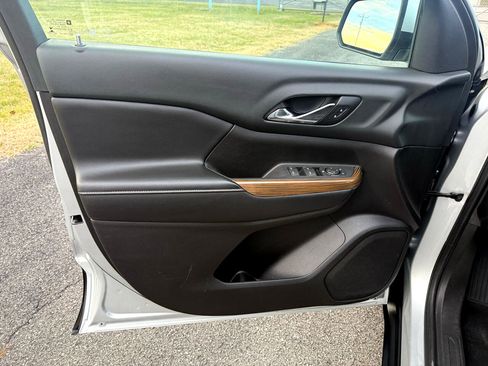 Used 2018 GMC Acadia SLE image 19