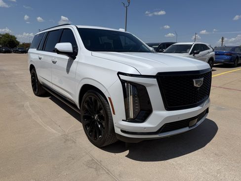Used 2026 Cadillac Escalade ESV Platinum Sport w/ LPO, ONYX Package AWD/4WD image 5