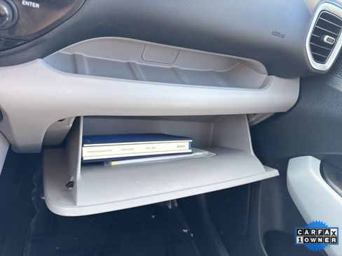 Used 2025 Hyundai Venue SEL image 23