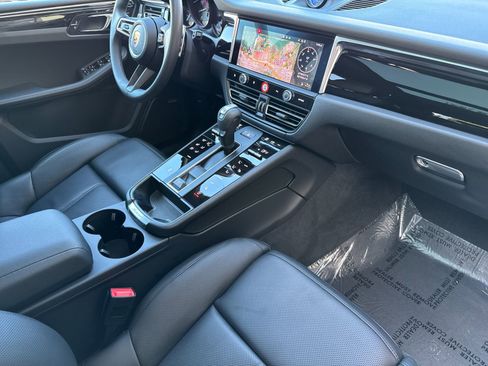 Certified 2025 Porsche Macan image 18