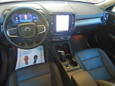 Used 2025 Volvo XC40 B5 Core image 2