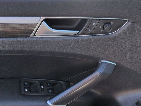 Used 2018 Volkswagen Passat 2.0T SE w/ SE Lighting Package FWD image 13