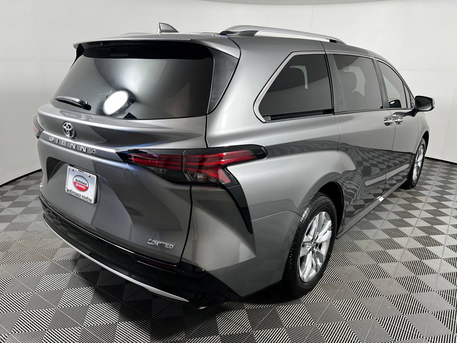 Used 2026 Toyota Sienna Limited FWD image 5
