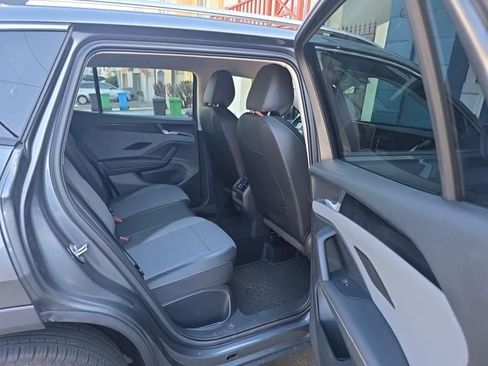 Used 2025 Volkswagen Tiguan SE AWD/4WD image 6
