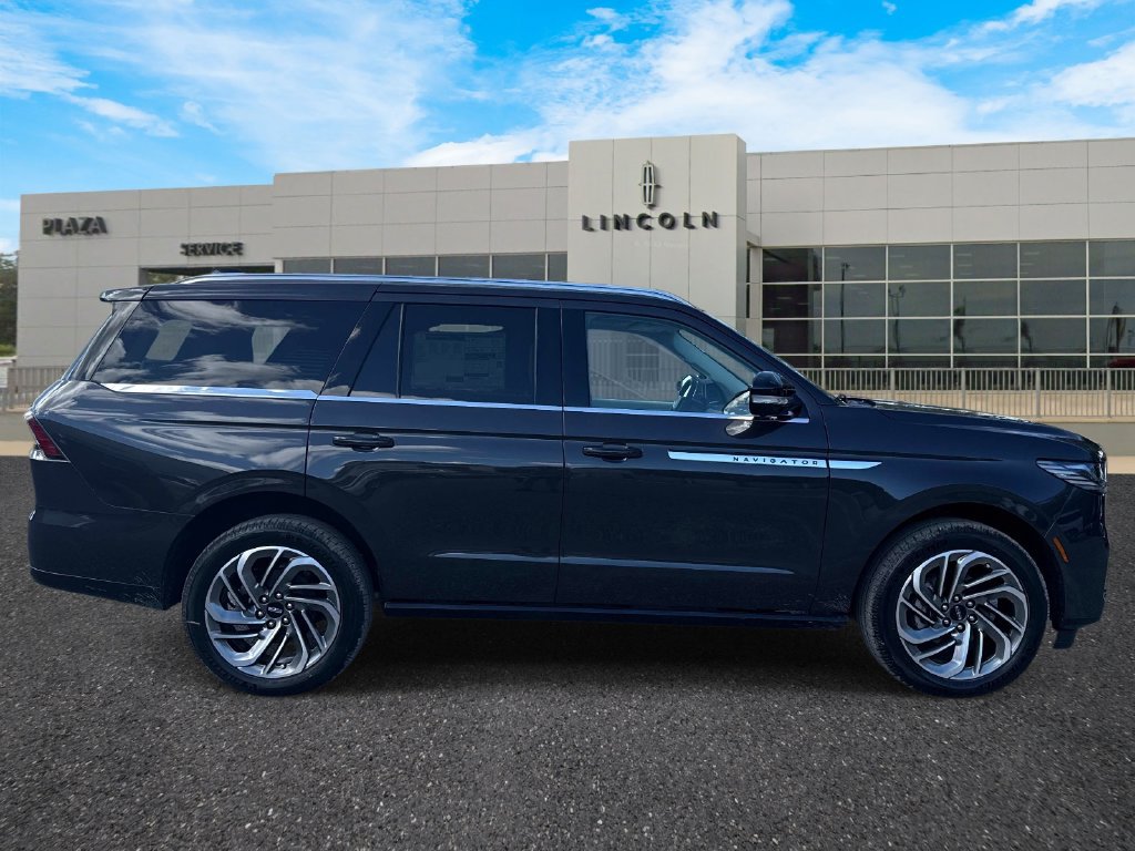 New 2027 Lincoln Navigator Reserve AWD/4WD image 2