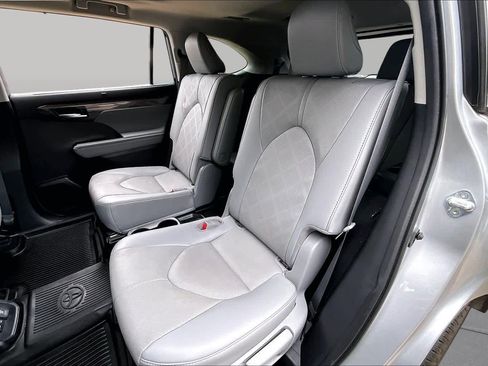 Used 2021 Toyota Highlander Platinum FWD image 21