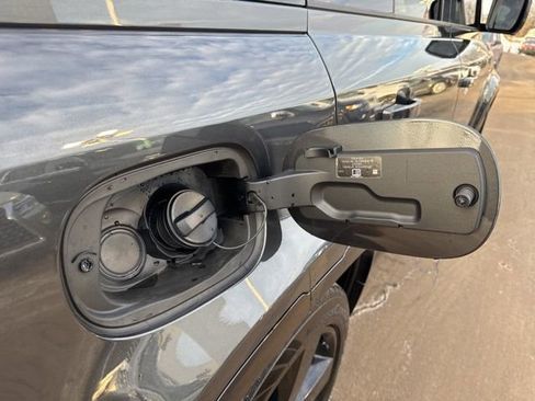 Used 2023 Land Rover Defender 130 X-Dynamic SE image 23