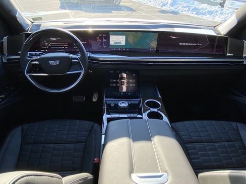 Used 2025 Cadillac Escalade ESV Sport Platinum w/ LPO, ONYX Package image 27