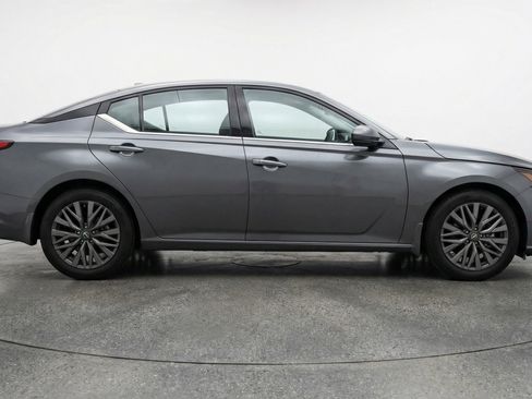 Used 2025 Nissan Altima 2.5 SV image 11