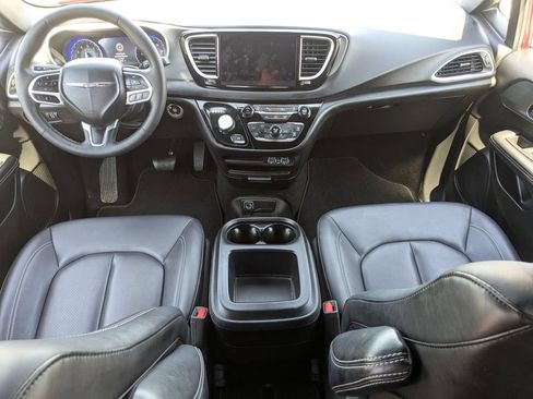 Used 2025 Chrysler Pacifica Select FWD image 15