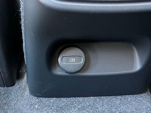 Used 2025 Volvo XC40 B5 Plus image 23